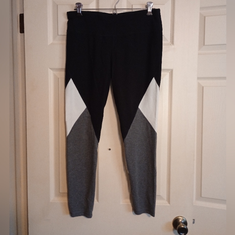 Black and Gray Athletic Works Colorblock Leggings Size Large